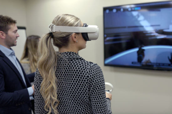 Trainees in front of a screen with virtual reality learning